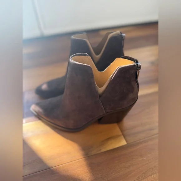 Vince Camuto Gigietta Brown Suede Western Ankle Booties NWOT Size 8 - Picture 2 of 10